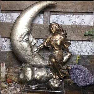 "Talking to the moon" by Austin Sculptures.